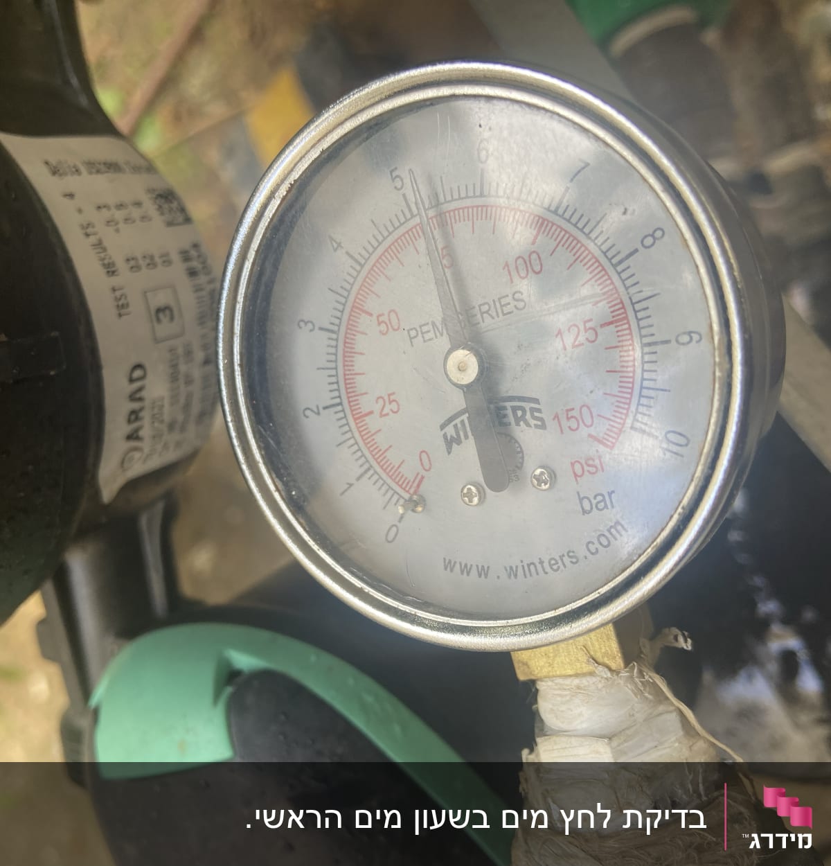 מד לחץ מים עם מדבקה ותאריך